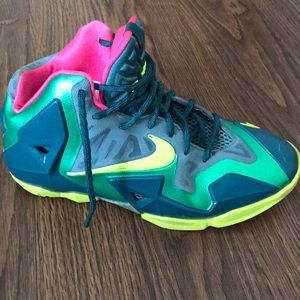 Nike LeBron T- Rex size 5  in boys